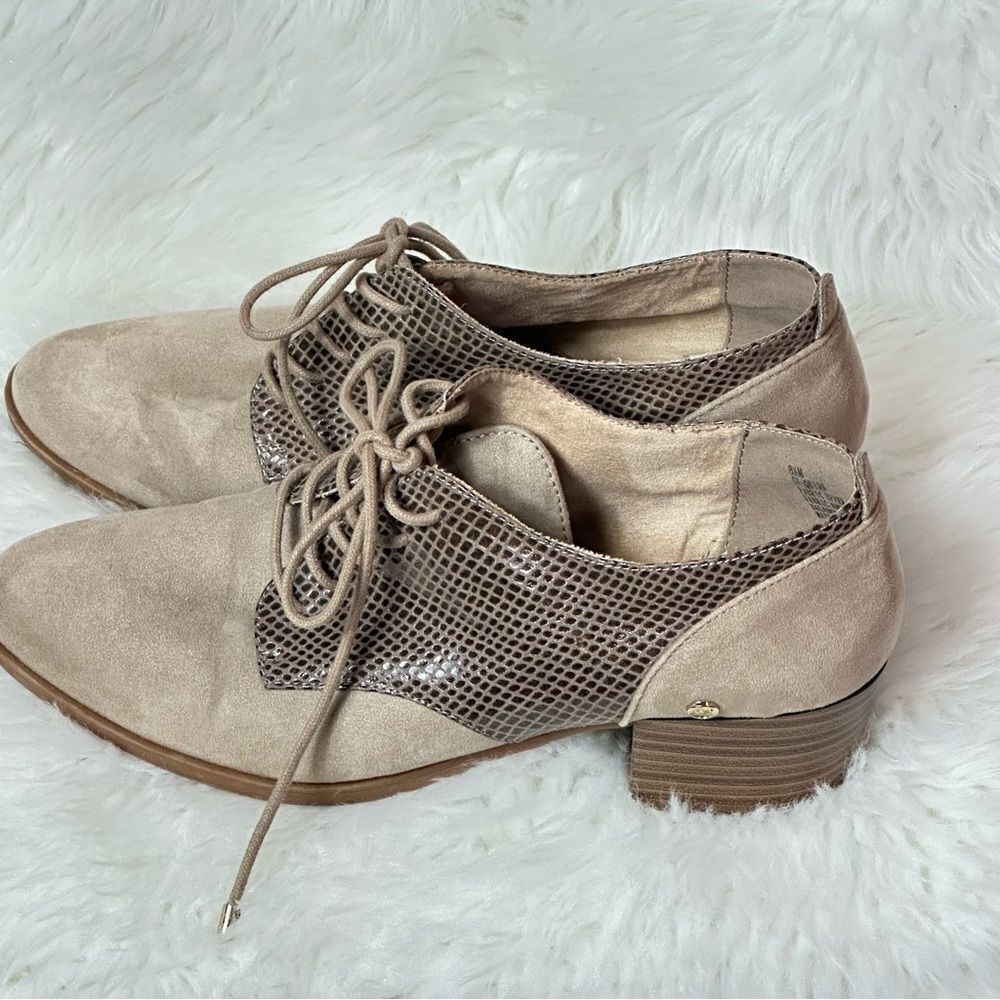 Gloria Vanderbilt Cream and Brown Loafers